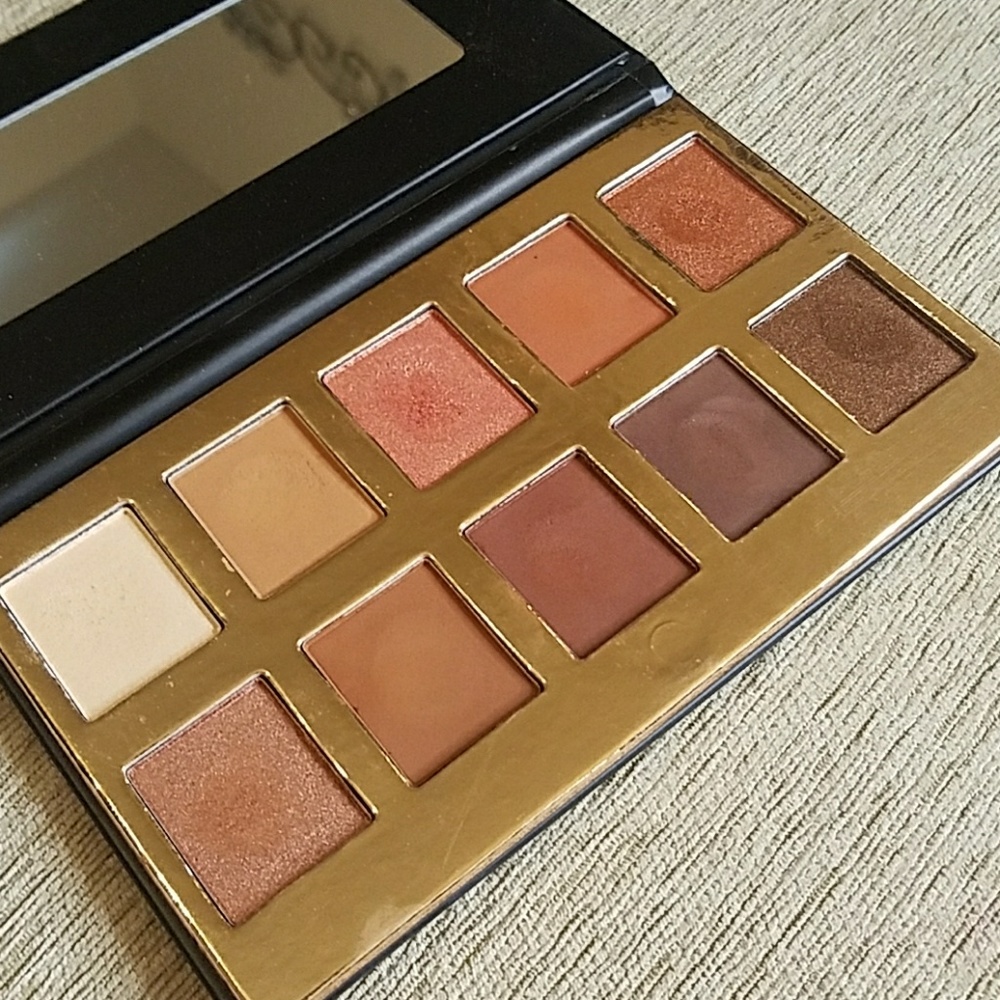 CROWN PRO EYESHADOW PALETTE